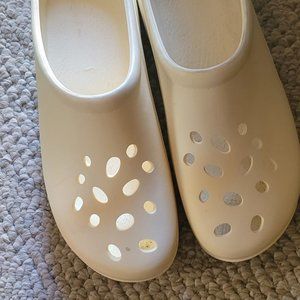 White CLOG size 10W